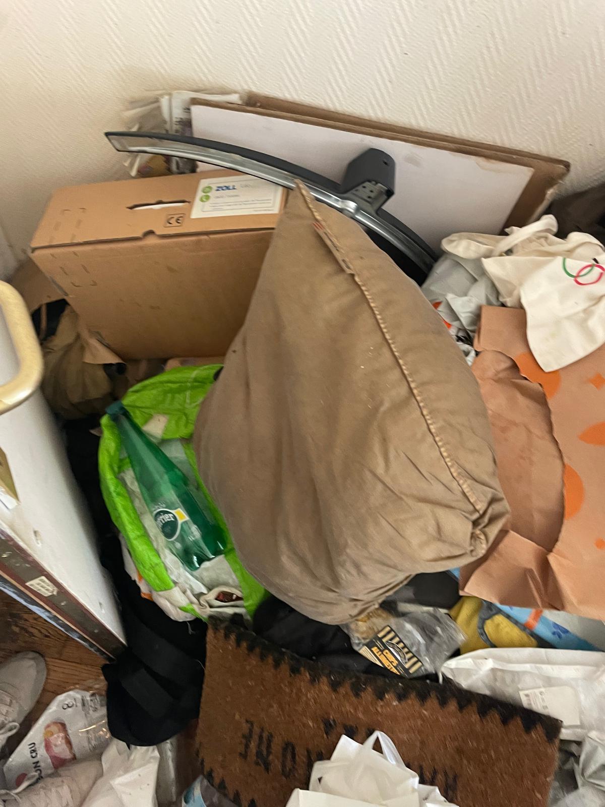 Les enjeux de sécurité pour les équipes dans un logement avec sols glissants, encombrants et déchets coupants à Argenteuil et ses environs IMG 20250701 WA0010