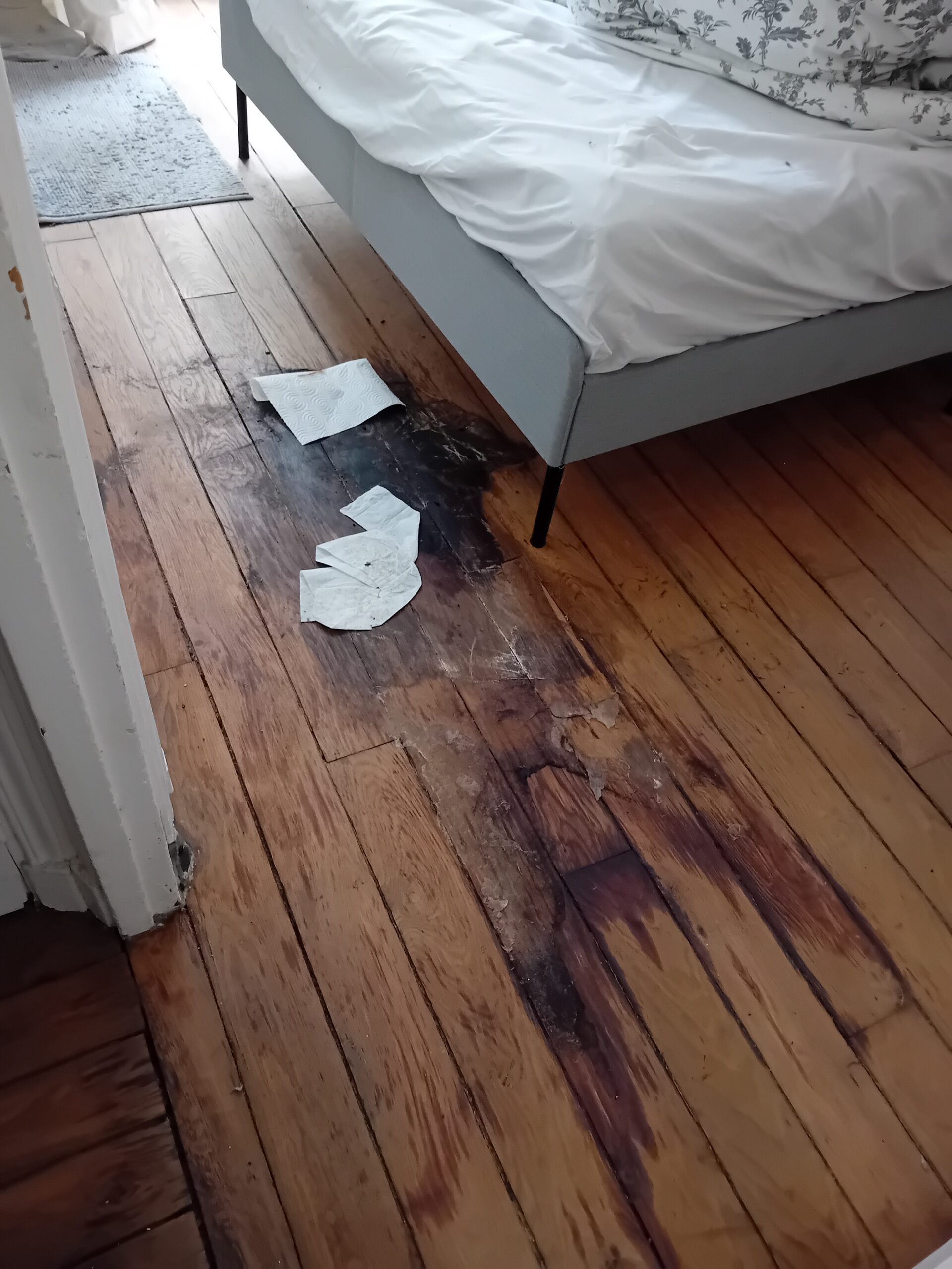 Comment se passe la désinfection d’une chambre où une personne est décédée seule depuis plusieurs jours ? L’expertise de SOS DC à Argenteuil et dans les villes environnantes Pierre Chambre 2 Scaled